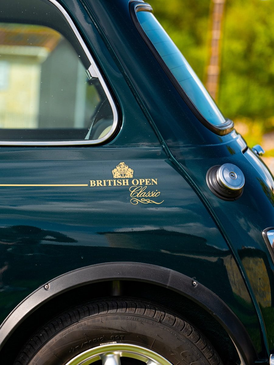 Mini British Open Classic verte avec logo doré, édition limitée emblématique de la marque Mini.
