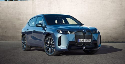 BMW iX électrique en finition Arctic Race Blue stationnée, symbole de la nouvelle génération de véhicules BMW électriques et hybrides.