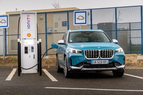 BMW iX1 électrique branchée sur une borne Ionity, illustrant les aides et subventions 2025 pour l’achat d’un véhicule électrique BMW.