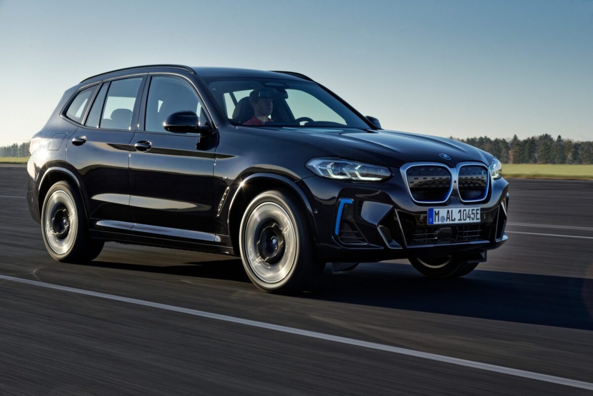 BMW iX3 noir en train de rouler , pour illustrer les aides aux véhicules bmw d'occasib