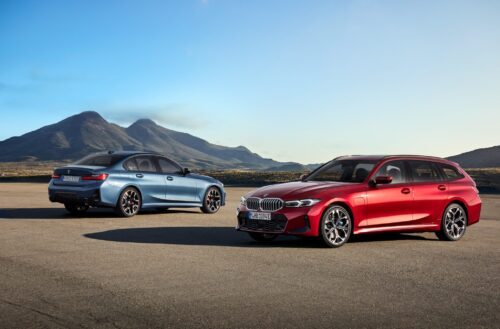BMW Série 3 Berline bleue et BMW Série 3 Touring rouge, deux modèles emblématiques adaptés aux besoins des entreprises et des flottes professionnelles.