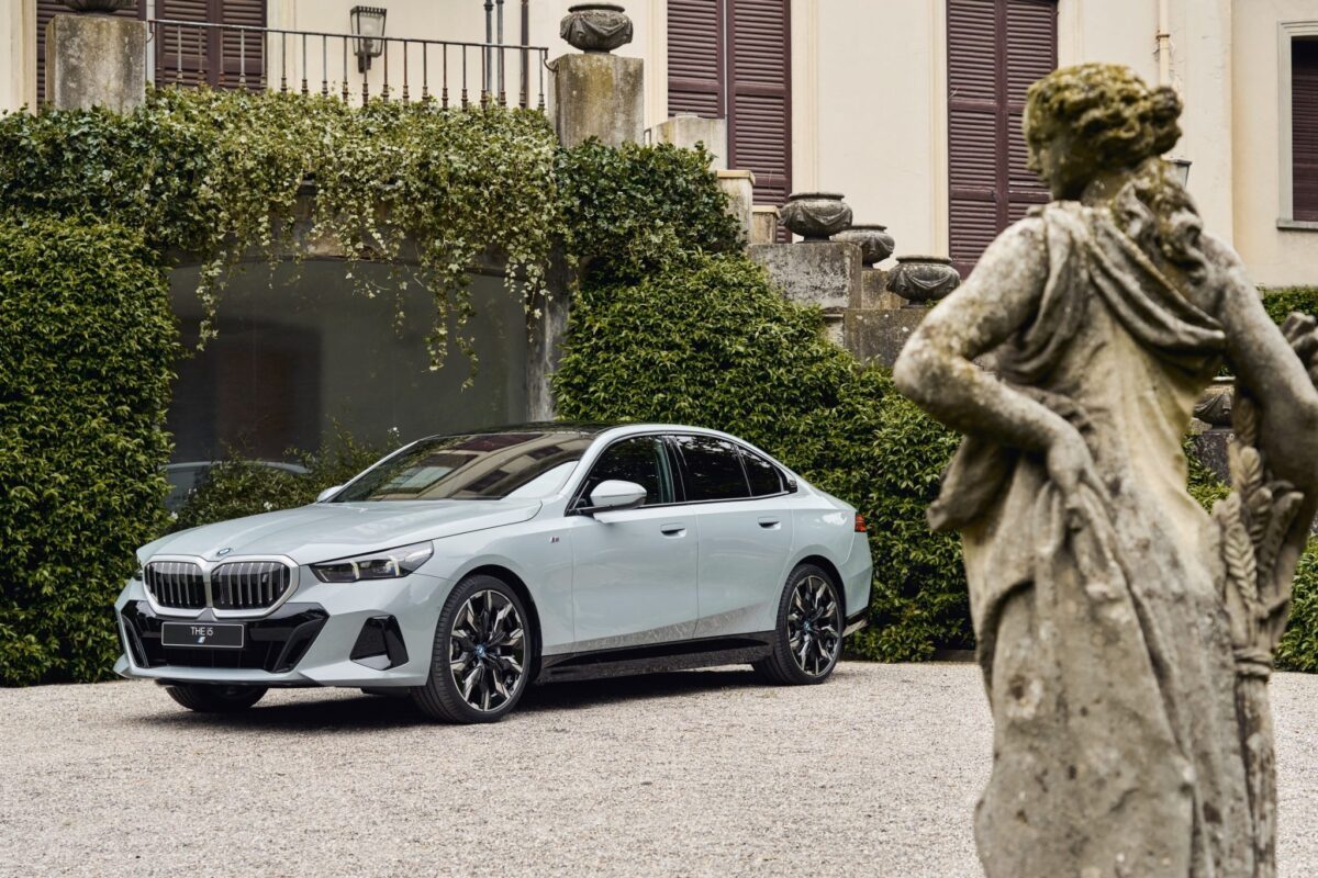 Voiture BMW Série 5 stationnée devant une demeure élégante, symbole de confort et de performance sur autoroute, idéale pour les longs trajets