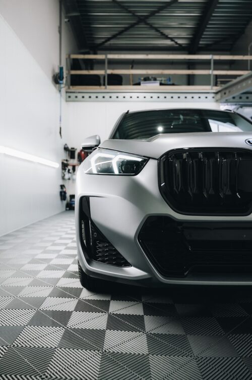 BMW SUV d’occasion gris métallisé dans un atelier qui pourrait être celui d'Equation à Toulouse