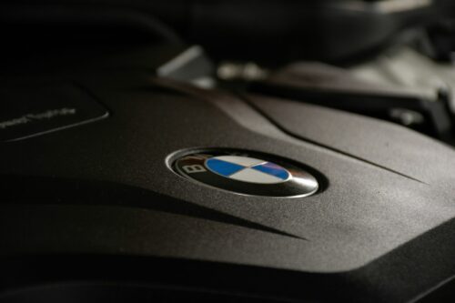 moteur BMW avec logo visible pour illustrer la savoir faire de l'atelier Equation de Toulouse