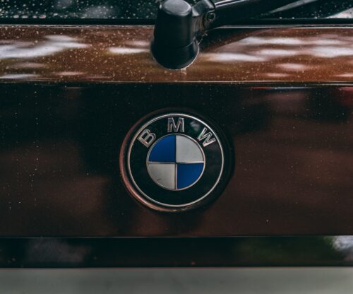 Logo BMW sur le coffre d’un véhicule d’occasion certifié, symbole de qualité et de confiance