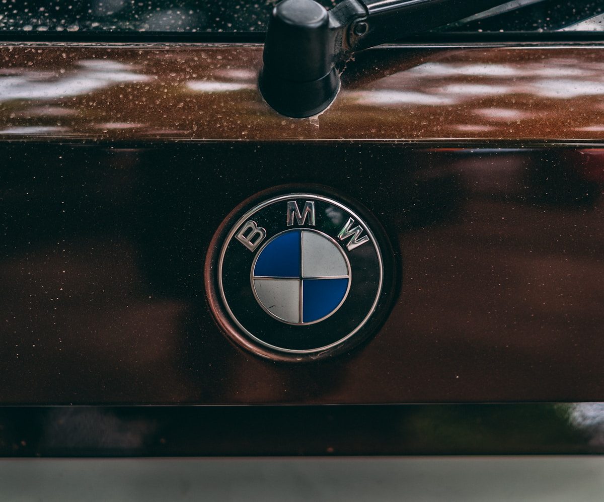 Logo BMW sur le coffre d’un véhicule d’occasion certifié, symbole de qualité et de confiance