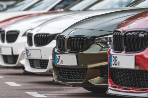 Alignement de voitures BMW neuves illustrant le choix entre leasing LOA ou LLD selon les besoins du conducteur