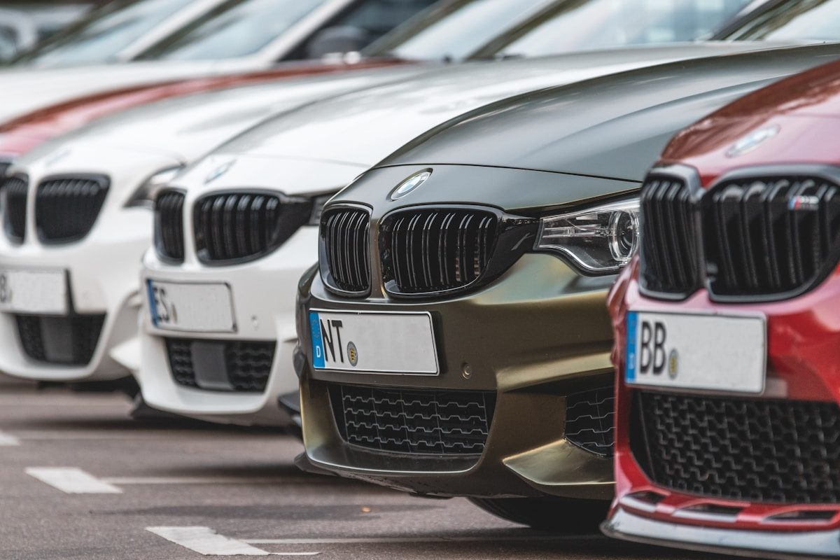 Alignement de voitures BMW neuves illustrant le choix entre leasing LOA ou LLD selon les besoins du conducteur