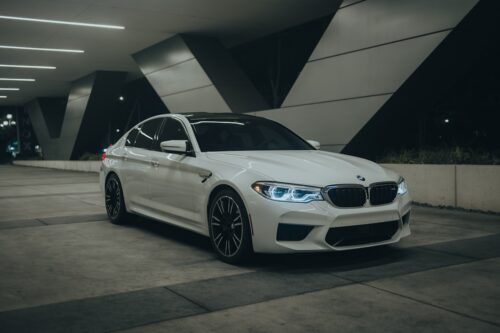 voiture BMW blanche