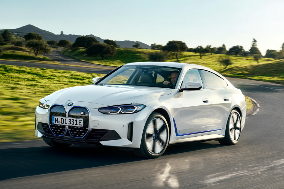 BMW i4 électrique en essai sur route illustrant une journée découverte à Toulouse