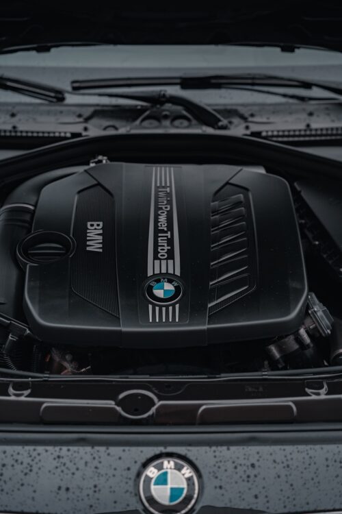 Vue du moteur BMW TwinPower Turbo sous le capot, illustrant la précision et la technologie de la marque, idéale pour évoquer l’entretien et la maintenance d’un véhicule BMW.