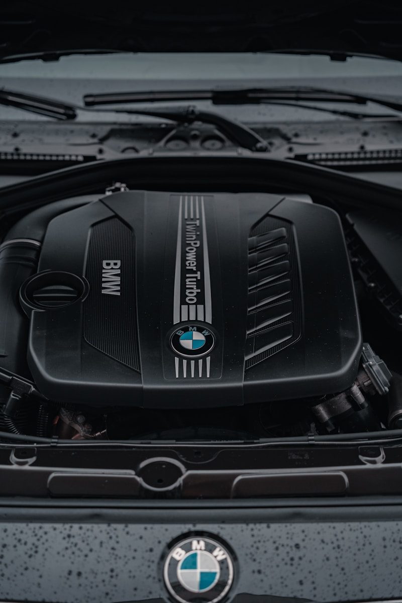 Vue du moteur BMW TwinPower Turbo sous le capot, illustrant la précision et la technologie de la marque, idéale pour évoquer l’entretien et la maintenance d’un véhicule BMW.