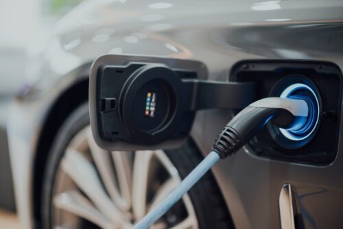 Câble de recharge branché sur une voiture électrique BMW, symbole de l’électromobilité