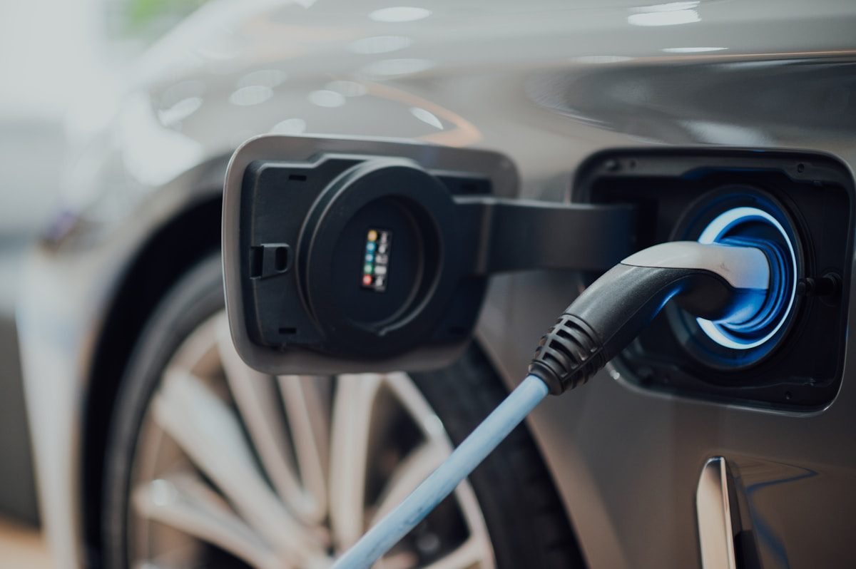 Câble de recharge branché sur une voiture électrique BMW, symbole de l’électromobilité