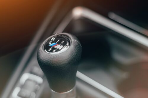 Gros plan sur le levier de vitesses d’une BMW M, illustrant le rôle essentiel de la boîte de vitesses dans la performance et la fiabilité du véhicule.